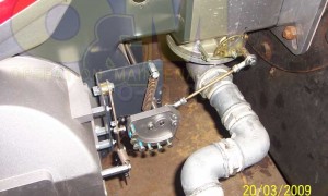 Καυστήρας πετρελαίου-φυσικού αερίου, προοδευτικής λειτουργίας. Διακρίνεται ο μηχανισμός ταυτόχρονης μεταβολής του προσαγόμενου αερίου και του ντάμπερ αέρα, προκειμένου να εξασφαλιστεί η προοδευτική λειτουργία. Μία σωστή εγκατάσταση και ρύθμιση σημαίνει ότι καυστήρας λειτουργεί σωστά σε όλες τις ενδιάμεσες θέσεις μεταξύ της αρχικής και της τελικής βαθμίδας λειτουργίας. 